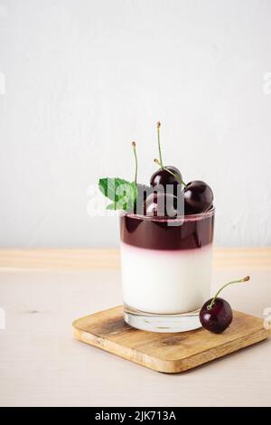 Gelatine Dessert. Joghurt und Kirschgelee auf hellem Hintergrund. Stockfoto