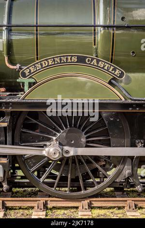 Namensschild von GWR 'Castle' 4-6-0 No. 4079 'Pendennis Castle', Didcot Railway Centre, Oxfordshire, England, UK Stockfoto