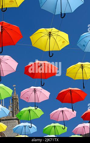 Farbenfrohe, hängende Dachschirmanzeige mit blauem Himmel. Cardiff Scenes, Juli 2022. Sommer. Admiral-Versicherungslogos. Stockfoto