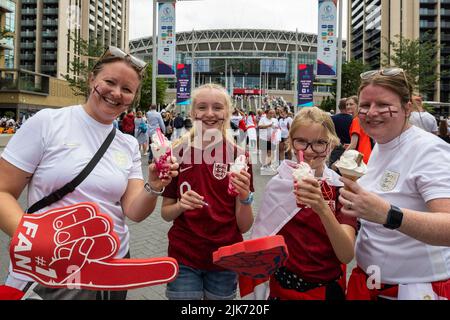 London, Großbritannien. 31. Juli 2022. England-Fans kommen vor dem Wembley-Stadion vor dem Europameisterschaftsfinale der Frauen (Euro 2022) zwischen England und Deutschland an. Es wird erwartet, dass das Stadion bei seiner 87.200 vollen Kapazität sein wird, was die meisten Fans sein wird, die ein Frauenspiel beobachten. Außerhalb des Stadions und der Umgebung gibt es ein Alkoholverbot. Kredit: Stephen Chung / Alamy Live Nachrichten Stockfoto