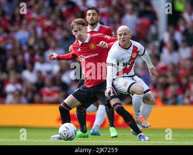 James Garner von Manchester United und ISI Palazon von Rayo Vallecano kämpfen während des Vorsaison-Freundschaftsspiel in Old Trafford, Manchester, um den Ball. Bilddatum: Sonntag, 31. Juli 2022. Stockfoto