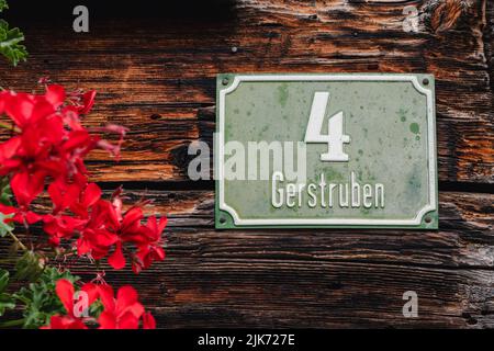 Altes Hausnummernschild am Hofgebäude Gerstruben im Süden von Deutschland in der Nähe der Stadt Oberstdorf. Stockfoto