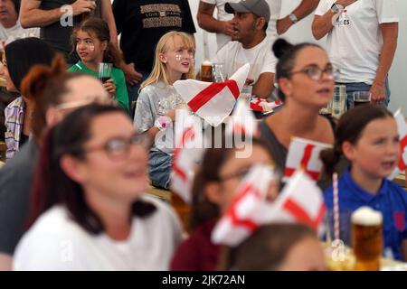 Fans von Aylesbury United WFC, dem ehemaligen Klub der Lionesses, leiten Ellen White in Bierton, Aylesbury, und sehen sich eine Vorführung des UEFA Women's Euro 2022 Finales im Wembley Stadium, London, an. Bilddatum: Sonntag, 31. Juli 2022. Stockfoto