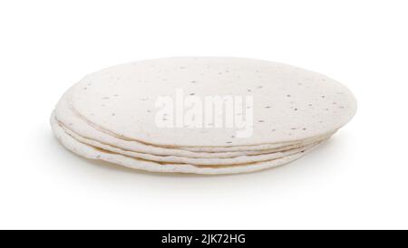 Stapel frischer Tortillas mit ganzen Körnern auf Weiß isoliert. Stockfoto