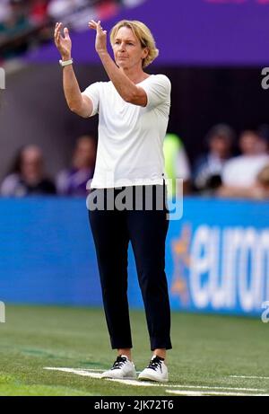 Die deutsche Cheftrainerin Martina Voss-Tecklenburg beim UEFA Women's Euro 2022 Finale im Wembley Stadium, London. Bilddatum: Sonntag, 31. Juli 2022. Stockfoto