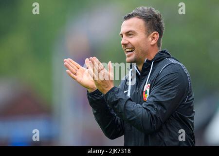 Lohne, Deutschland. 31.. Juli 2022. Fußball: DFB-Cup, TuS BW Lohne - FC Augsburg, 1. Runden, Heinz-Dettmer-Stadion: Augsburgs Trainer Enrico Maaßen jubelt nach einem Tor. Kredit: Christopher Neundorf/dpa - WICHTIGER HINWEIS: Gemäß den Anforderungen der DFL Deutsche Fußball Liga und des DFB Deutscher Fußball-Bund ist es untersagt, im Stadion und/oder vom Spiel aufgenommene Fotos in Form von Sequenzbildern und/oder videoähnlichen Fotoserien zu verwenden oder zu verwenden./dpa/Alamy Live News Stockfoto