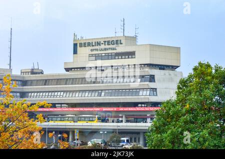 Berlin, Deutschland, Oktober 2016. Die Vorderansicht des Flughafens Berlin Tegel an einem bewölkten Tag. Stockfoto