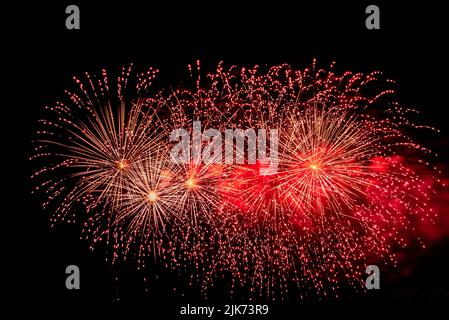 Montreal, Kanada - 25 2022. Juni: Feuerwerks-Show mit Viertelmond im Hintergrund in La Ronde in Montreal Stockfoto