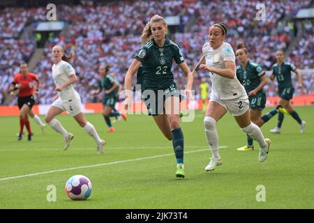 London, Großbritannien. 31.. Juli 2022. Fußball, Frauen, Euro 2022, England - Deutschland, Finale, Wembley-Stadion: Die deutsche Jule Brand und die englische Rachel Daly kämpfen um den Ball. Quelle: Sebastian Christoph Gollnow/dpa/Alamy Live News Stockfoto