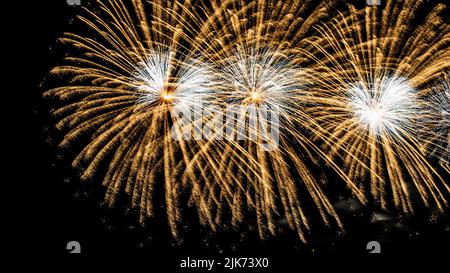 Montreal, Kanada - 25 2022. Juni: Feuerwerks-Show mit Viertelmond im Hintergrund in La Ronde in Montreal Stockfoto