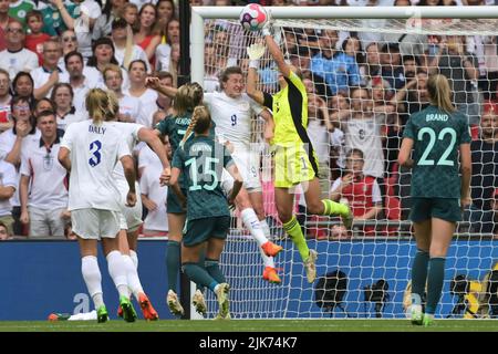 London, Großbritannien. 31.. Juli 2022. Fußball, Frauen, Euro 2022, England - Deutschland, Finale, Wembley-Stadion: Deutschlands Torhüter Merle Frohms rettet vor Englands Ellen White. Quelle: Sebastian Christoph Gollnow/dpa/Alamy Live News Stockfoto