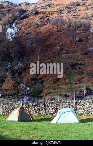 Camping auf einem Bauernfeld in Seatoller im englischen Seengebiet, Cumbria, Großbritannien Stockfoto