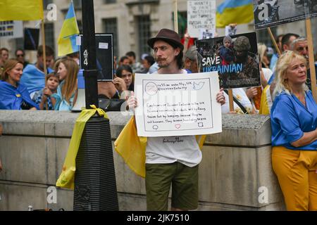 London, Großbritannien. 31. Juli 2022. Demonstranten, die ein Schild halten, protestieren vor der Downing Street. Dieser Krieg ist so brutal geworden, dass ein Fehler der III. Weltkrieg sein könnte Ich schlage vor, dass russische Truppen nach Russland zurückkehren und die Ukrainer ihre eigene Lebensweise leben lassen und vergessen, dass dieser Krieg nie stattgefunden hat. Tatsache ist, dass Russland den Krieg in der Ukraine nie gewinnen kann und die Ukraine nie gewinnen kann. Die Ukrainer sind stolze Patrioten. Sie kämpften für die Freiheit der Ukraine, nicht wie die Kakerlaken in Hongkong, wo sie ihr eigenes Volk und ihre eigene Nation verraten haben. Quelle: Siehe Li/Picture Capital/Alamy Live News Stockfoto