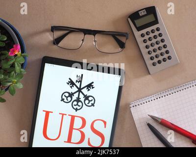 In dieser Abbildung ist das Logo der UBS Group AG auf einem Tablet zu sehen Stockfoto