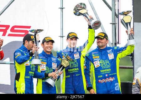 Spa, Belgien. 31.. Juli 2022. 39 Singha Racing Team TP 12, Porsche 911 GT3-R von Piti BHIROMBHAKDI, Christophe HAMON, Tanart SATHIENTHIRAKUL, Earl BAMBER, Podium während der TotalEnergies 24 Stunden von Spa 2022, 7. Runde der Fanatec GT World Challenge Europe Powered by AWS 2022, vom 27. Bis 31. Juli, 2021 auf dem Circuit de Spa-Francorchamps, in Stavelot, Belgien - Foto Florent Gooden / DPPI Credit: DPPI Media/Alamy Live News Stockfoto