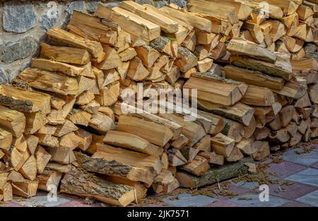 Ein Stapel von Feuerholz gehackt und für das Brennen und Heizen des Hauses in ländlicher Umgebung im Winter vorbereitet. Stockfoto