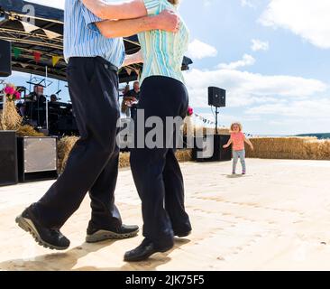 Roberts Cove, Cork, Irland. 31.. Juli 2022. Ein kleines Mädchen sieht Agnes und Eddie Jagoe von Nohoval beim jährlichen Vintage-Festival, das am Wochenende der Bankfeiertage im August in Roberts Cove, Co. Cork, Irland, stattfand, einen Walzer tanzen. .- Credit; David Creedon / Alamy Live News Stockfoto