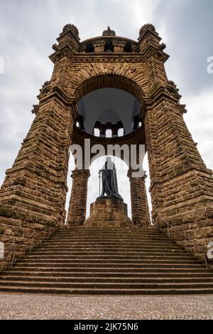 Flachansicht des berühmten Kaiser-Wilhelm-Denkmals, einem kolossalen Sandsteindenkmal (88 m) mit einer Statue von Kaiser Wilhelm I. Stockfoto