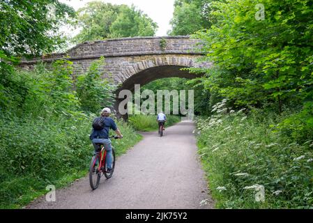 Radfahrer auf dem Monsal Trail in der Nähe von Great Longstone im Peak District, Derbyshire, England. Stockfoto