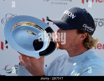 Fife, Großbritannien. 31.. Juli 2022. 31.. Juli 2022; Fairmont St. Andrews Resort, Fife, Schottland; European PGA Golf Tour, The Hero 2022, Endrunde: Sean Crocker (usa) küsst die Trophäe und feiert den Turniersieg Credit: Action Plus Sports Images/Alamy Live News Stockfoto