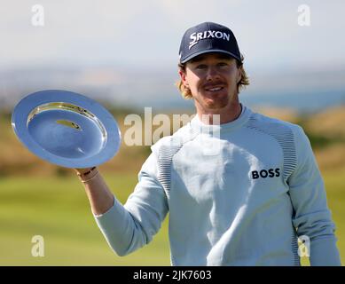 Fife, Großbritannien. 31.. Juli 2022. 31.. Juli 2022; Fairmont St. Andrews Resort, Fife, Schottland; European PGA Golf Tour, The Hero 2022, Endrunde: Sean Crocker aus den USA feiert den Turniersieg Credit: Action Plus Sports Images/Alamy Live News Stockfoto