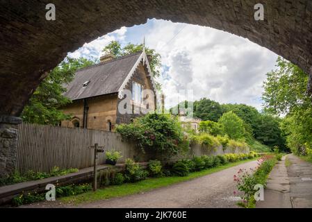 Alter Bahnhof in der Nähe von Great Longstone und Thornbridge Hall auf dem Monsal Trail im Peak District, Derbyshire. Stockfoto