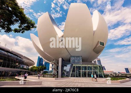 Das ArtScience Museum, Republik Singapur. Es wurde vom israelischen Architekten Moshe Safdie, B. 1938. Stockfoto