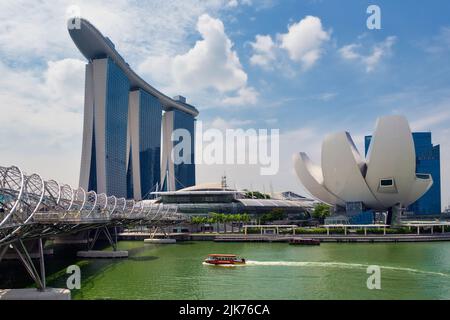 Das Marina Bay Sands Gebäude und (rechts) das ArtScience Museum Republik Singapur. Beide Gebäude wurden vom israelischen Architekten Moshe S entworfen Stockfoto