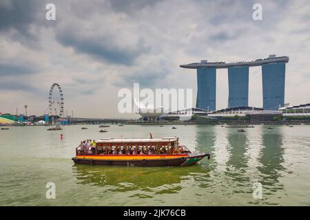 Das Marina Bay Sands Gebäude und das ArtScience Museum, Republik Singapur. Beide Gebäude wurden vom israelischen Architekten Moshe S entworfen Stockfoto