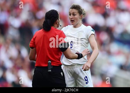 London, Großbritannien. 31.. Juli 2022. Ellen White von England Women (R) argumentiert mit Schiedsrichterin Kateryna Monzul (L). UEFA Women's Euro England 2022 Final, England Women gegen Deutschland Women am Sonntag, 31.. Juli 2022, im Wembley Stadium in London. Dieses Bild darf nur für redaktionelle Zwecke verwendet werden. Nur zur redaktionellen Verwendung, Lizenz für kommerzielle Nutzung erforderlich. Keine Verwendung bei Wetten, Spielen oder Veröffentlichungen in einem Club/einer Liga/einem Spieler. PIC von Steffan Bowen/Andrew Orchard Sports Photography/Alamy Live News Credit: Andrew Orchard Sports Photography/Alamy Live News Stockfoto