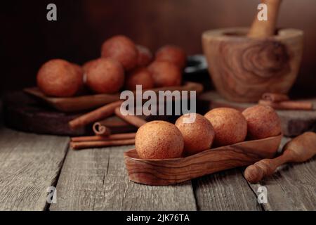 Eier aus frisch gebackenen hausgemachten Hüttenkäse-Donuts auf einem alten Holztisch. Stockfoto