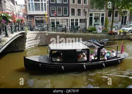 Blick vom Café Sonneveld über die Hilletjesburg-Brücke in Amsterdam Stockfoto