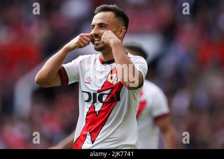 Alvaro Garcia von Rayo Vallecano feiert das erste Tor seiner Seite während des Freundschaftsspiels vor der Saison in Old Trafford, Manchester. Bilddatum: Sonntag, 31. Juli 2022. Stockfoto