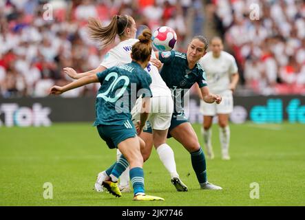 Die Engländerin Keira Walsh (Mitte) in Aktion mit der deutschen Sara Dabritz (rechts) und Lina Magull während des UEFA Women's Euro 2022 Finales im Wembley Stadium, London. Bilddatum: Sonntag, 31. Juli 2022. Stockfoto