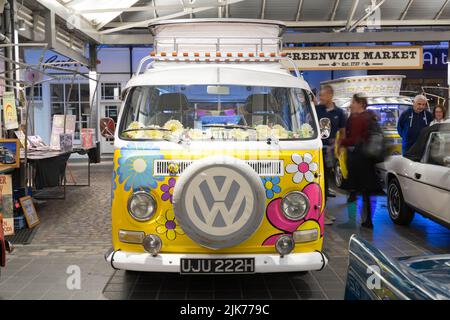 Vorderansicht des VOLKSWAGEN CAMPERS auf der Oldtimer-Show „Park it in the Market“ auf dem Greenwich Market South East London England Großbritannien Stockfoto