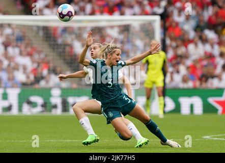 Die englische Alessia Russo (links) und die deutsche Kathrin-Julia Hendrich kämpfen während des UEFA Women's Euro 2022 Finales im Wembley Stadium, London, um den Ball. Bilddatum: Sonntag, 31. Juli 2022. Stockfoto