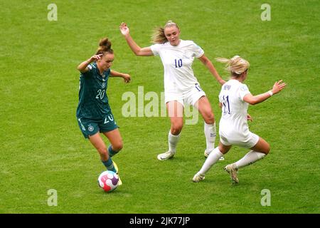 Die deutsche Lina Magull (links) kämpft während des UEFA Women's Euro 2022 Finales im Wembley Stadium, London, um den Ball mit dem englischen Georgia Stanway und Lauren Hemp. Bilddatum: Sonntag, 31. Juli 2022. Stockfoto