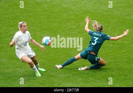 Die englische Alessia Russo (links) und die deutsche Kathrin-Julia Hendrich kämpfen während des UEFA Women's Euro 2022 Finales im Wembley Stadium, London, um den Ball. Bilddatum: Sonntag, 31. Juli 2022. Stockfoto