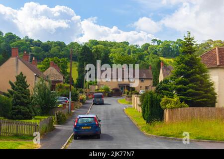 Bishop Sutton ist ein Dorf an den nördlichen Hängen der Mendip Hills, im wohlhabenden Chew Valley in Somerset, an der Straße A368 in England. August 2022 Stockfoto