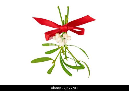 Mistelhaufen mit weißen Beeren und grünen Blättern mit roten Satinschleife gebunden. Weihnachtliche Dekoration isoliert auf Weiß. Stockfoto