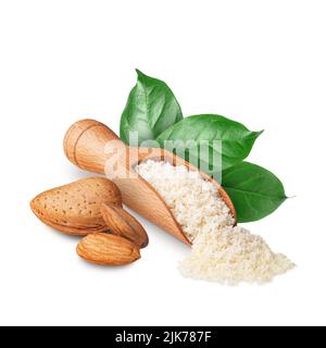 Holzlöffel voll mit Mandelmehl isoliert auf weiß Stockfoto