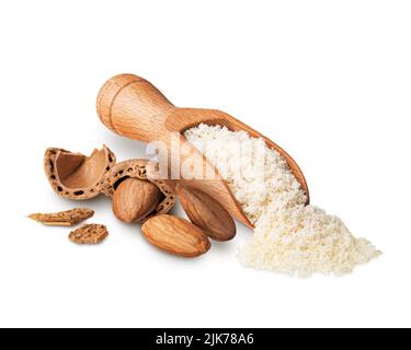 Holzlöffel voll mit Mandelmehl isoliert auf weiß Stockfoto
