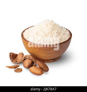 Holzschüssel voll mit Mandelmehl isoliert auf weiß Stockfoto
