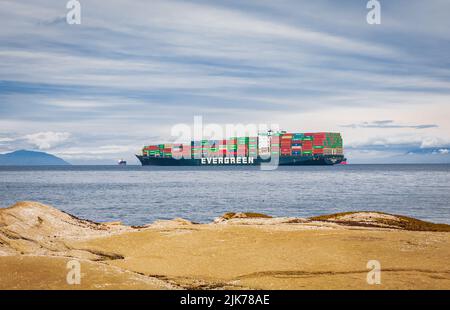 Immergrüne Containerschiff mit voller Ladung im Hafen von Vancouver Island Nanaimo, Kanada-Juli 18,2022 angedockt. Reisefoto, Schifffahrt, niemand, Stockfoto