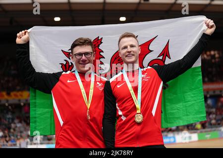 Wales’ James Ball und Matthew Rotherham mit ihren Goldmedaillen nach dem Männer Tandem B Sprint im Lee Valley VeloPark am dritten Tag der Commonwealth Games 2022 in London. Bilddatum: Sonntag, 31. Juli 2022. Stockfoto