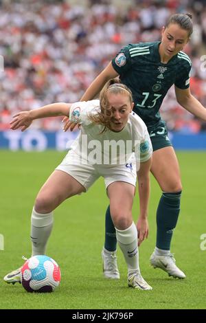 London, Großbritannien. 31.. Juli 2022. Fußball, Frauen, Euro 2022, England - Deutschland, Finale, Wembley-Stadion: Die Engländerin Keira Walsh und die deutsche Sara Däbritz kämpfen um den Ball. Quelle: Sebastian Christoph Gollnow/dpa/Alamy Live News Stockfoto