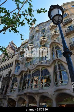 Das wunderschöne, seltsame Äußere der Casa Batlló, eines der schönsten Werke Antoni Gaudis, Passeig de Gràcia, Barcelona, Katalonien, Spanien. Stockfoto