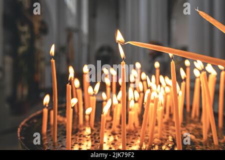 Nahaufnahme, Kerzen im Tempel auf verschwommenem Hintergrund. Stockfoto