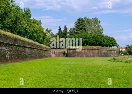 Die Berühmte Stadtmauer Von Lucca In Der Toskana Stockfoto