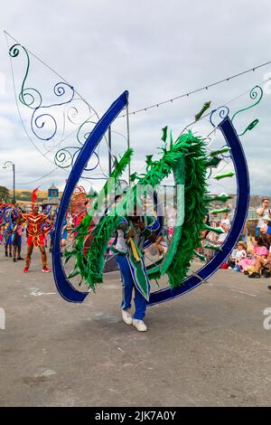 Swanage, Dorset, Großbritannien. 31.. Juli 2022. Tausende strömen zum Swanage Carnival, um die Prozessionsparade zum Thema Es war einmal an einem warmen, sonnigen Nachmittag zu sehen. Quelle: Carolyn Jenkins/Alamy Live News Stockfoto